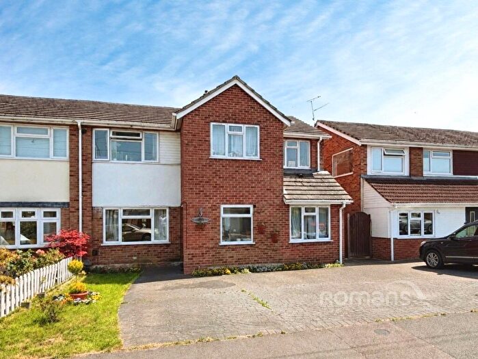 4 Bedroom Semi-Detached House For Sale In Cheyne Way, Farnborough, Hampshire, GU14