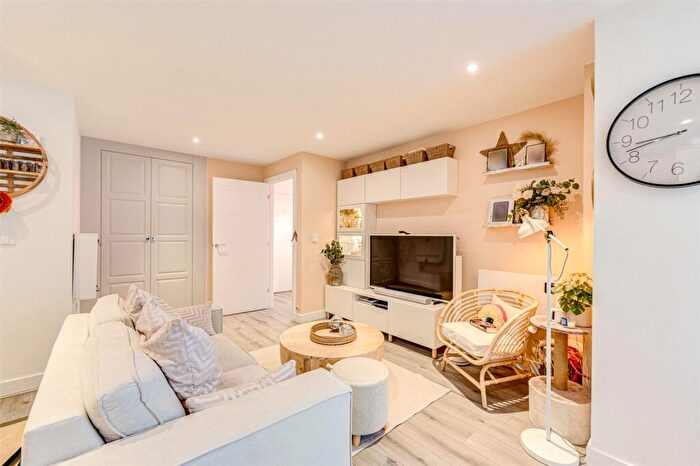 1 Bedroom Flat For Sale In Romany Road, Worthing, West Sussex, BN13