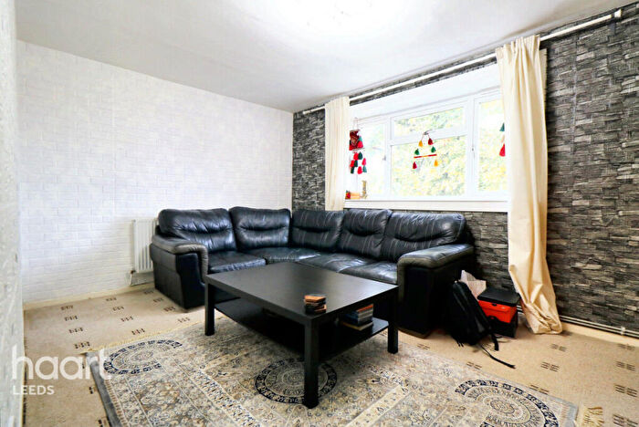 1 Bedroom Apartment For Sale In Spen Lawn, Leeds, LS16