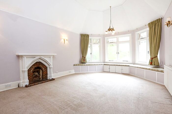 3 Bedroom Flat To Rent In Ridgway, London, SW19