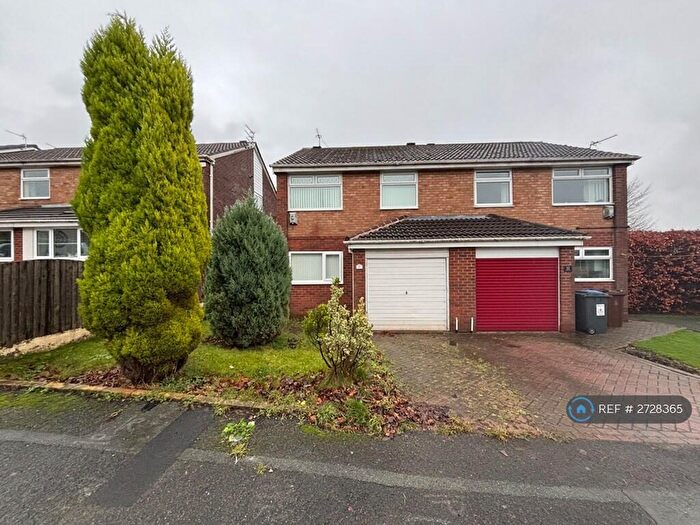 3 Bedroom Semi Detached House To Rent In Kingsley Close, Ashton-Under-Lyne, OL6
