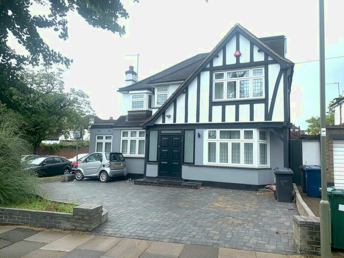 6 Bedroom House To Rent In Green Lane, Edgware, HA8