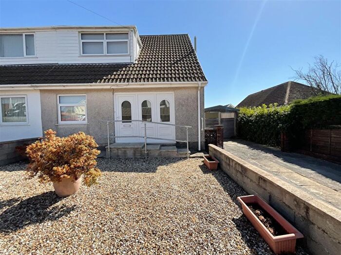 3 Bedroom Semi-Detached Bungalow For Sale In Oaklands, Llanelli, SA14