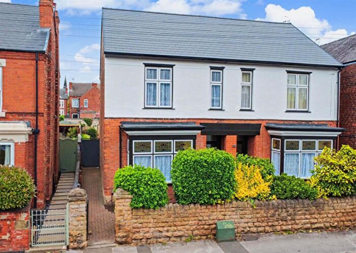3 Bedroom Semi-Detached House For Sale In Warren Avenue, Stapleford, Nottingham, NG9