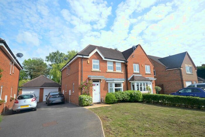 4 Bedroom Semi-Detached House To Rent In Kenilworth Place, Billingshurst, RH14