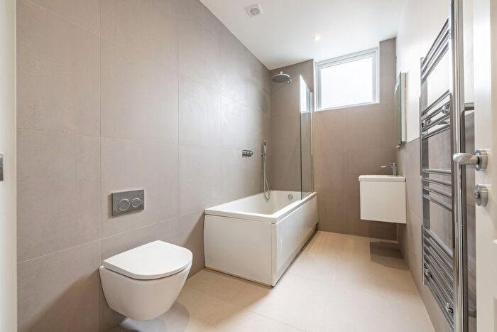 2 Bedroom Flat To Rent In A High Street, Croydon, CR0