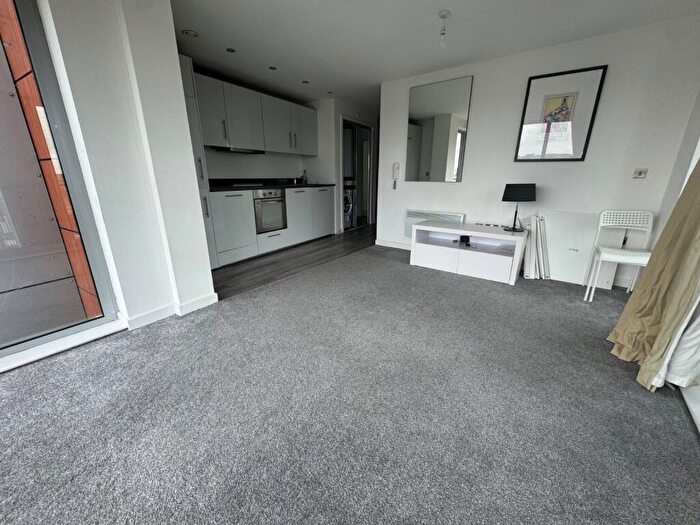 2 Bedroom Flat To Rent In Queens Road, Nottingham, Nottinghamshire, NG2