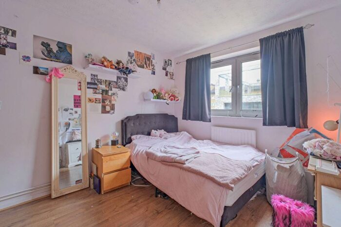 3 Bedroom Flat To Rent In Cambridge Heath Road, Tower Hamlets, London, E1