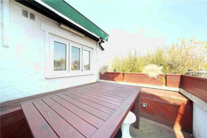 3 Bedroom Flat To Rent In Clapham Common North Side, Battersea, London, SW4