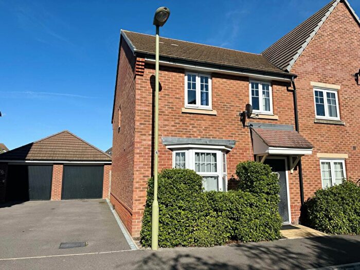 3 Bedroom Semi-Detached House To Rent In Yew Tree Crescent, Didcot, OX11