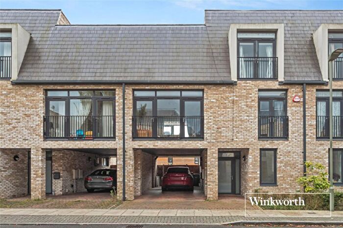 4 Bedroom Terraced House For Sale In Dragons Way, Barnet, EN5