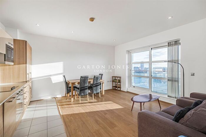 2 Bedroom Flat To Rent In Cornell Square, Vauxhall, London, SW8