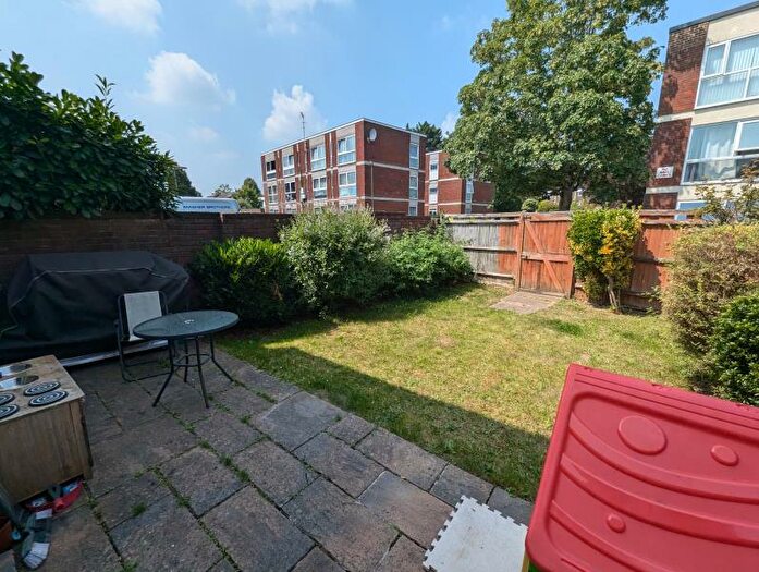 3 Bedroom End Of Terrace House To Rent In West Byfleet, Surrey, KT14