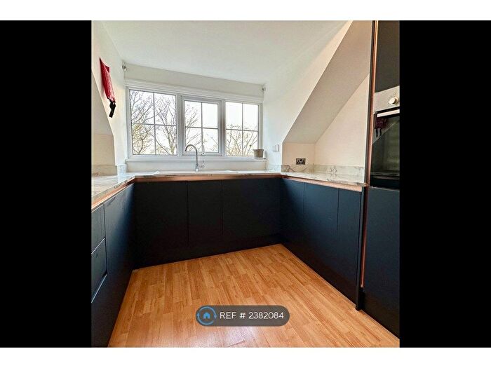 2 Bedroom Flat To Rent In Alwoodley, Leeds, LS17