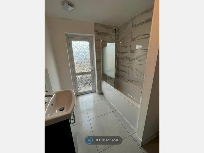 3 Bedroom Terraced House To Rent In Dowling Street, Swindon, SN1