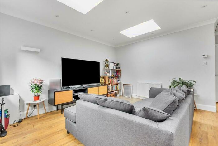 2 Bedroom Detached Bungalow To Rent In Wyndham Road, Kingston Upon Thames, KT2