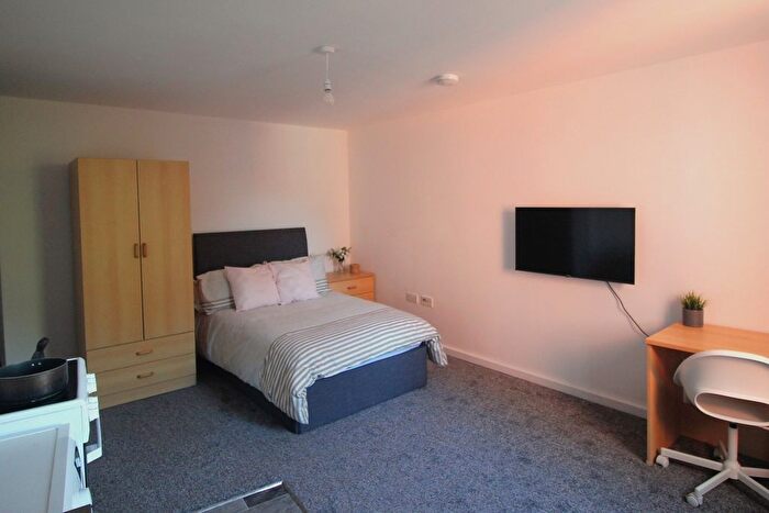 1 Bedroom Studio To Rent In Flat B, - Clarendon Road, LS2