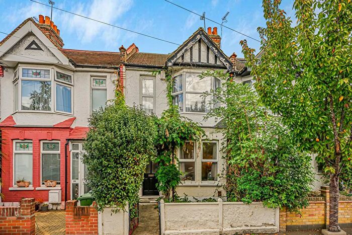 2 Bedroom Property For Sale In Wickham Road, Highams Park, E4