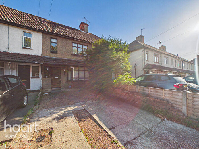 3 Bedroom Terraced House For Sale In Oldchurch Road, Romford, RM7