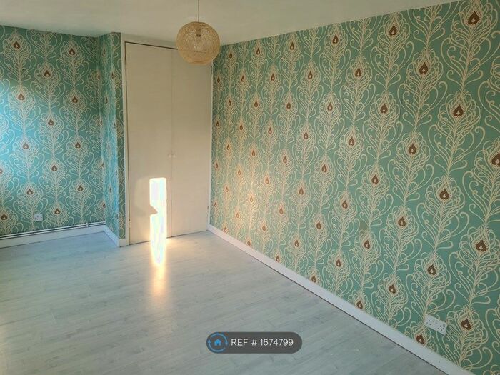 1 Bedroom Flat To Rent In Spicer Close, London, SW9