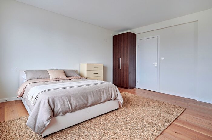 3 Bedroom Flat For Sale In Baker Street, Enfield, EN1