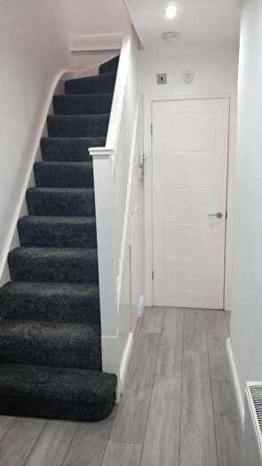 Detached House To Rent In Chatsworth Drive, Enfield, EN1