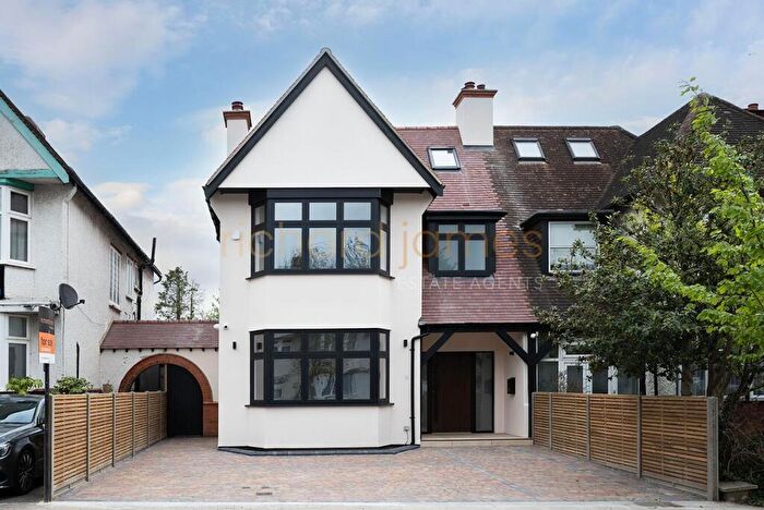 4 Bedroom House For Sale In Millway, London, NW7