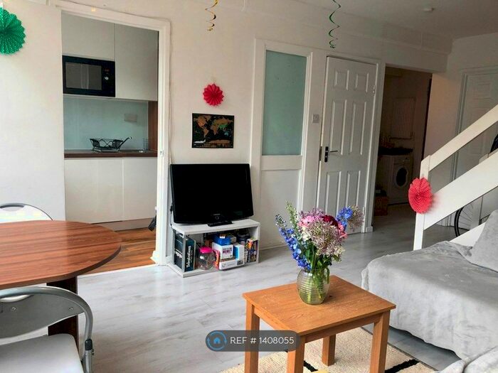 4 Bedroom Maisonette To Rent In Fowler Close, London, SW11