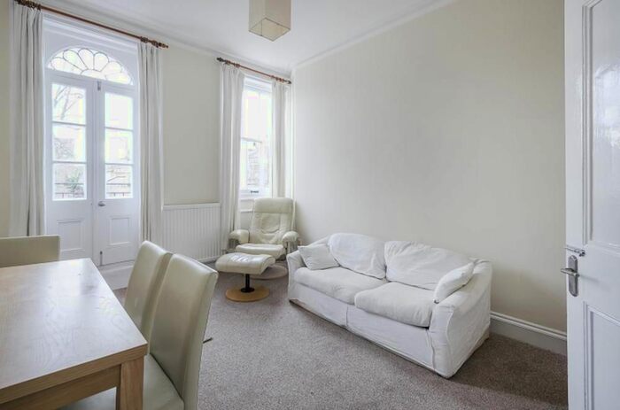 2 Bedroom Flat To Rent In Earls Court Road, London, SW5