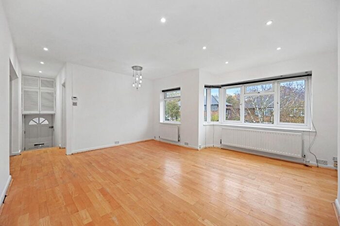 2 Bedroom Maisonette For Sale In Cavendish Avenue, West Ealing, W13