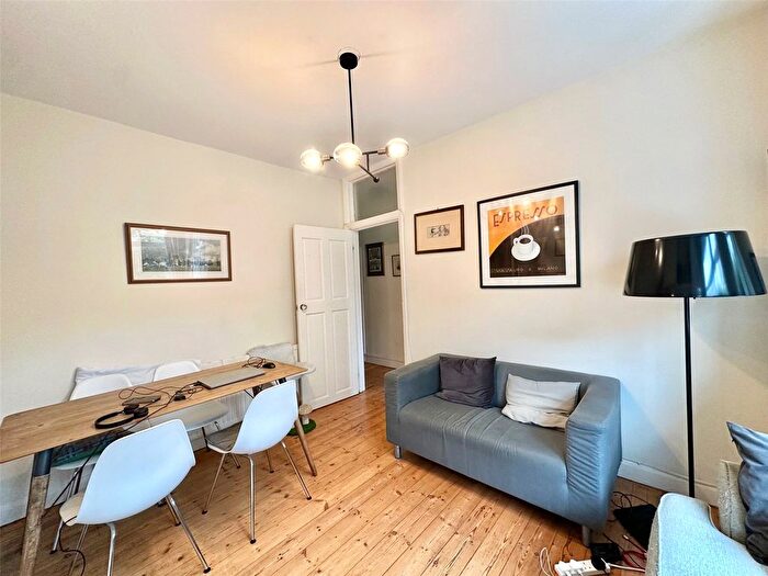 2 Bedroom Flat To Rent In Rothesay Avenue, London, SW20