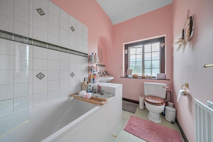 2 Bedroom Flat To Rent In Baston Manor Road, Hayes, Bromley, BR2