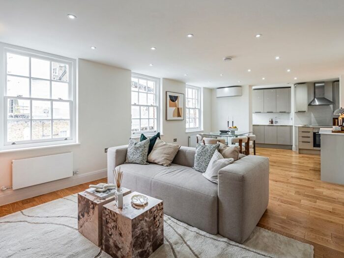 3 Bedroom Flat To Rent In Cadogan Lane, London, SW1X