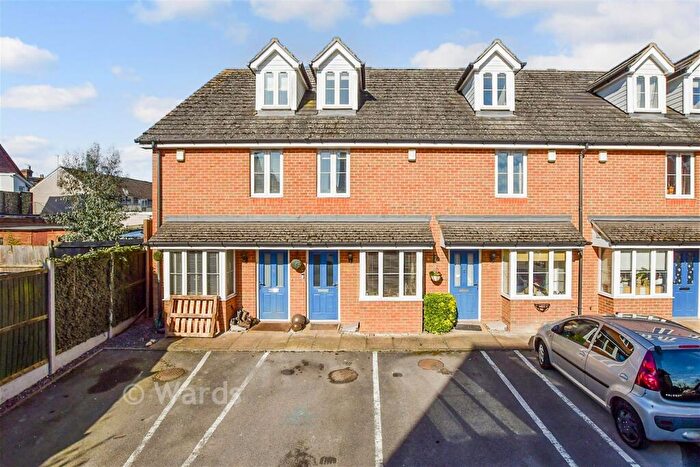 4 Bedroom Town House For Sale In Queens Avenue, Snodland, Kent, ME6
