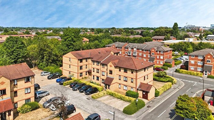 2 Bedroom Flat For Sale In Lowestoft Drive, Slough, SL1