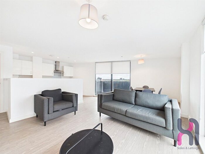3 Bedroom Flat To Rent In The Landmark, Oldfield Road, Salford, M5