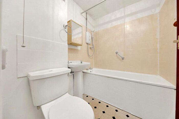 1 Bedroom Flat For Sale In Etloe House, Leyton, E10