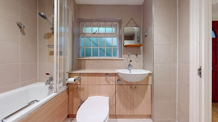 2 Bedroom Flat To Rent In Albert Terrace, London, NW1