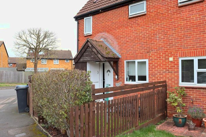 1 Bedroom Semi-detached House To Rent In Bitterne Drive, Woking, GU21