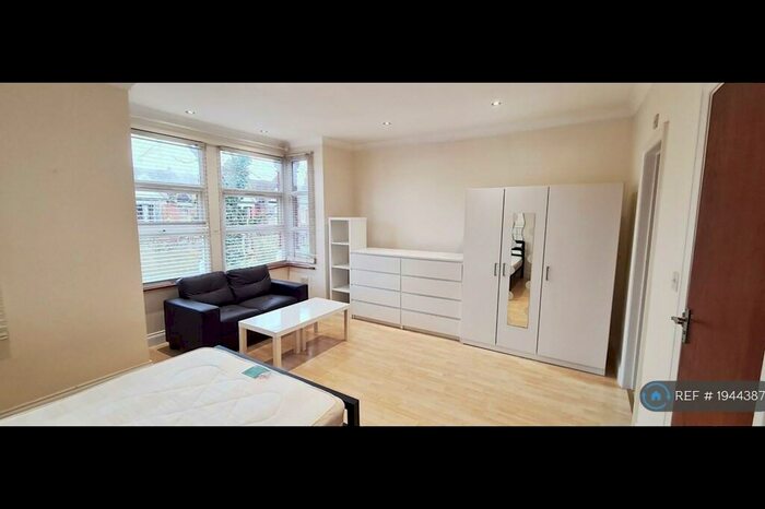 Studio To Rent In New Southgate, London, N11