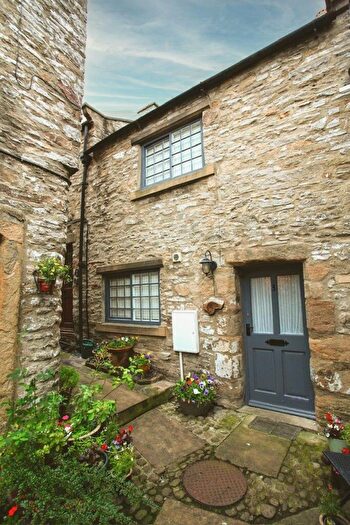 1 Bedroom Cottage For Sale In Castle Mews, Middleham, DL8