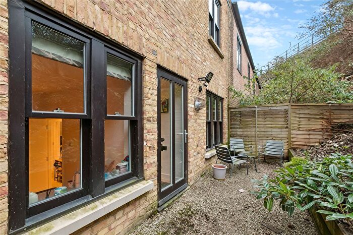 2 Bedroom Flat For Sale In Queenstown Road, London, SW8