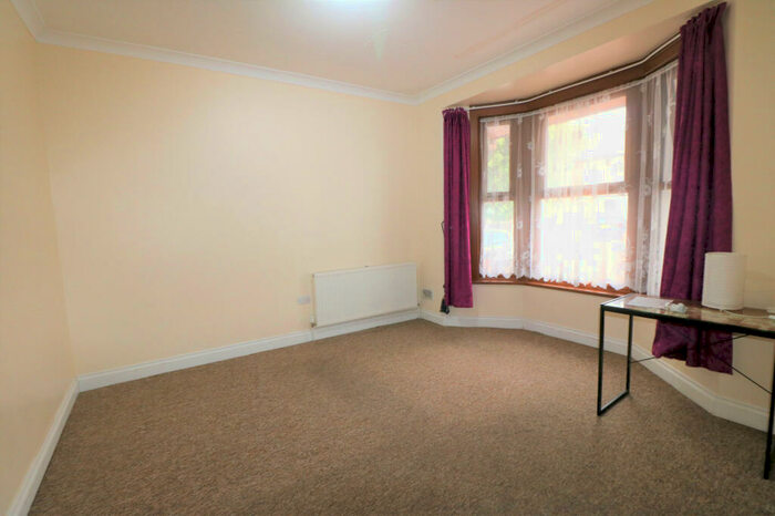 3 Bedroom Flat To Rent In Hainault Road, London, E11