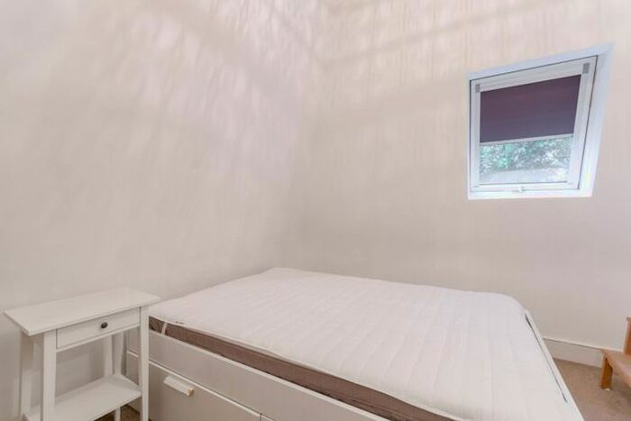 2 Bedroom Flat To Rent In Kenmure Road, Hackney, London, E8