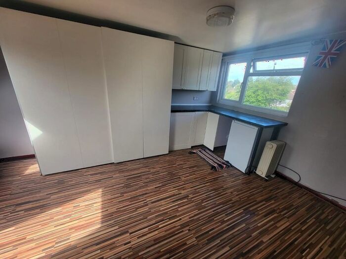 Studio To Rent In Hadden Way, Greenford, UB6