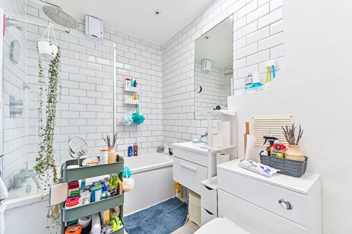 3 Bedroom Flat To Rent In Rectory Road, Hackney, London, N16