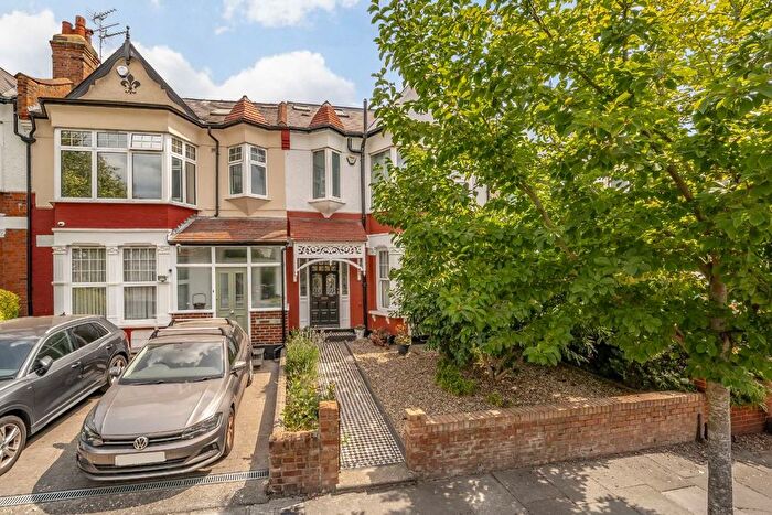 4 Bedroom Property For Sale In Queens Avenue, Finchley, N3