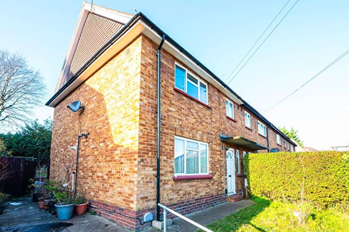 4 Bedroom Semi-detached House To Rent In Beechwood Road, Knaphill, Woking, GU21