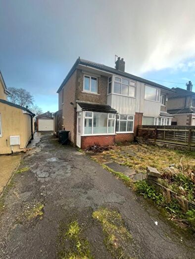 3 Bedroom Semi-Detached House To Rent In Stoney Ridge Avenue, Bradford, BD9
