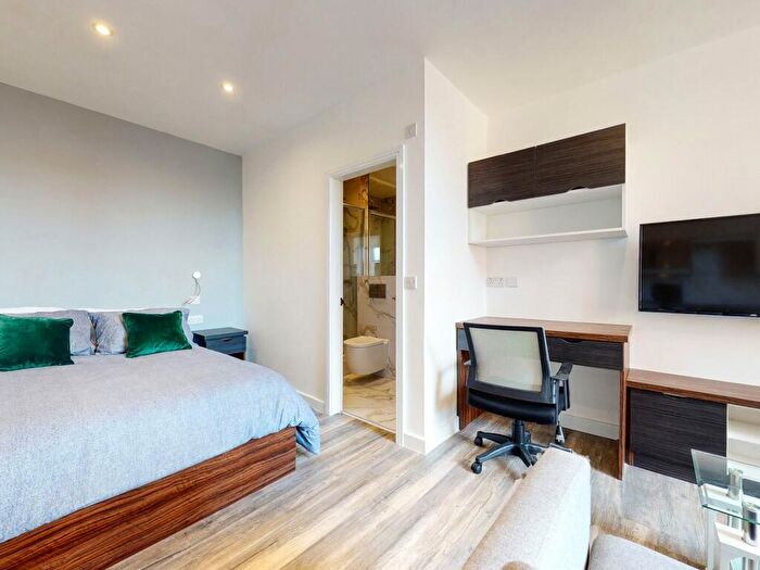 Apartment To Rent In Apt, Hyde Terrace #, LS2